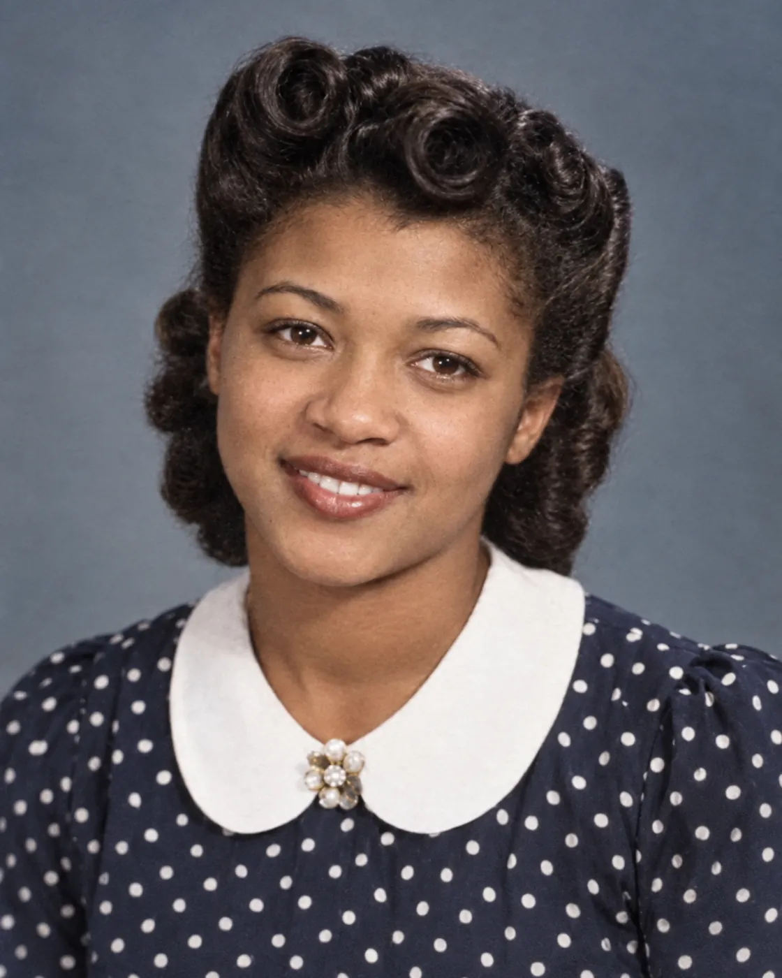 Colorize photo example: 1940s black-and-white portrait of a woman, before and after